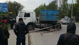 <b>В Бишкеке на Ауэзова-Исакеева грузовик насмерть сбил двух пешеходов <i>(фото)</i></b>