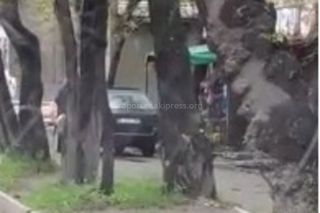 На Лермонтова-Кольбаева в Бишкеке машина заехала на тротуар (видео)