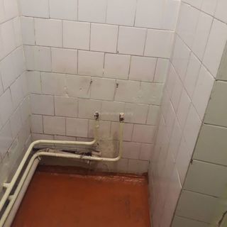 Посетитель жалуется на состояние туалета поликлиники на ул.Жукеева-Пудовкина в Бишкеке