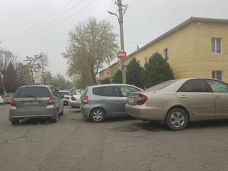 Парковка на перекрестке Баялинова-Алиева в городе Ош