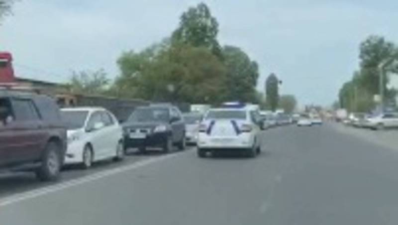 На въезде в Бишкек огромная пробка из-за блокпоста, - очевидец. Видео