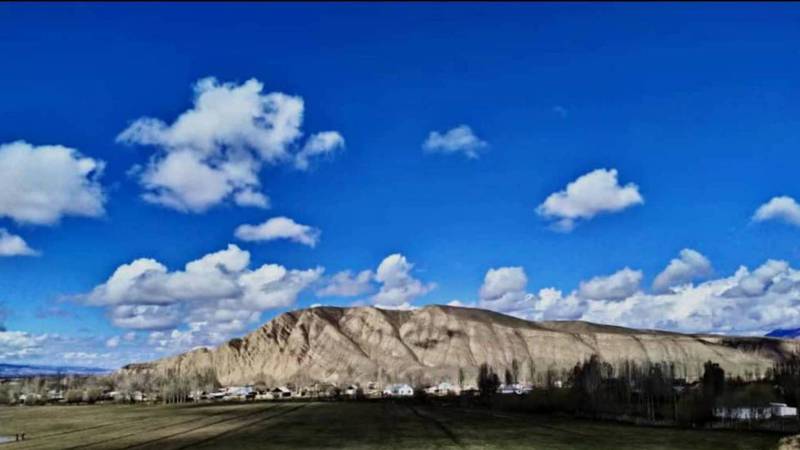 Зеленая трава, горы и голубое небо. Фотографии села Мин-Булак