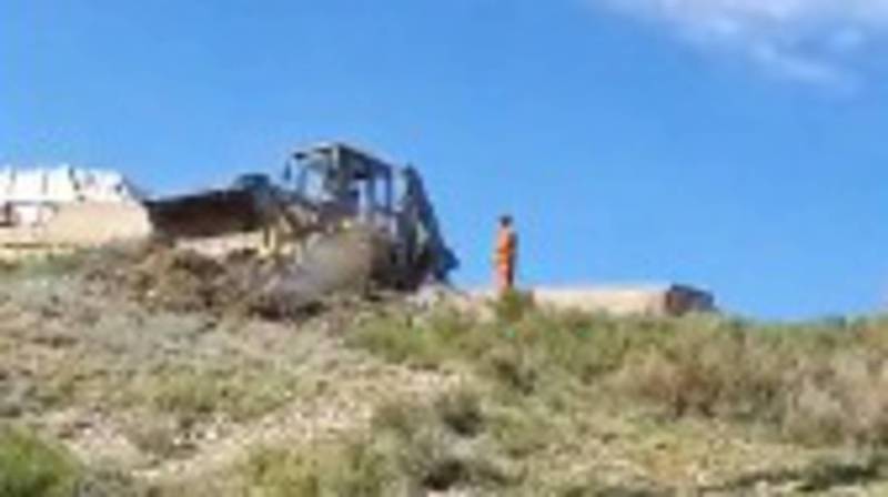 В Чолпон-Ате местные власти не убирают мусор, а сталкивают его бульдозером, - очевидец. видео