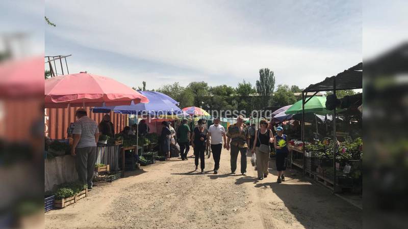 На «Зеленом рынке» Бишкека многолюдно
