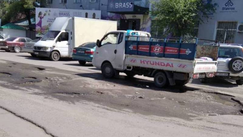 Горожанин жалуется на состояние участка дороги по улице Кулатова. Фото