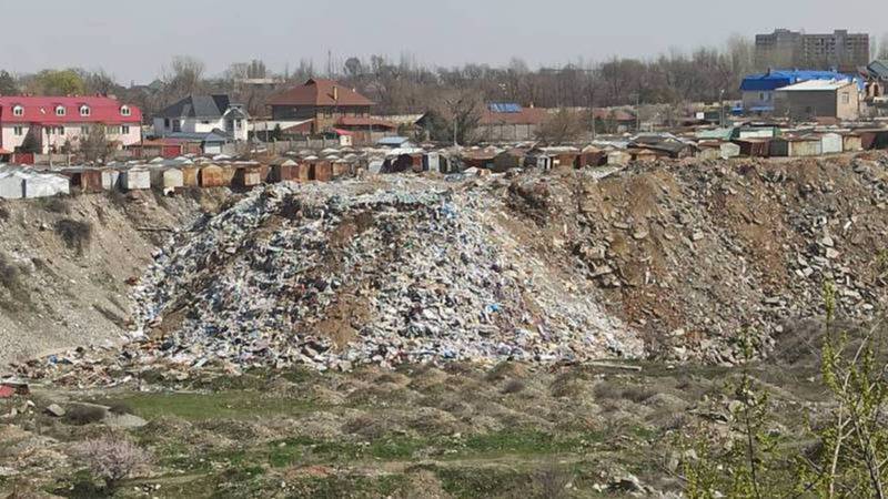 Граждане, выбрасывающие мусор в карьер в 11 мкр, будут наказаны, - ответ мэрии