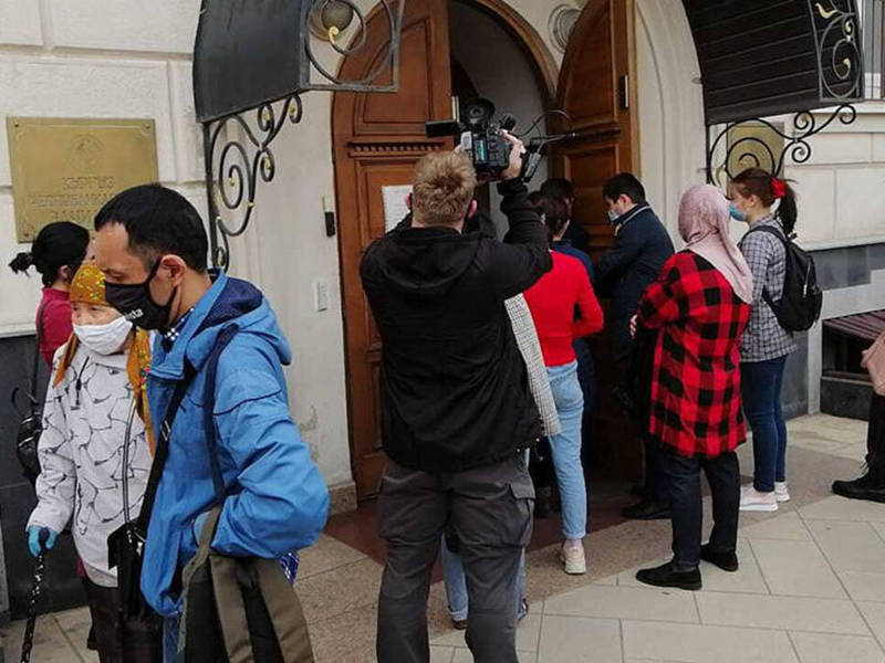 Собравшиеся возле посольства КР в РФ кыргызстанцы. Видео