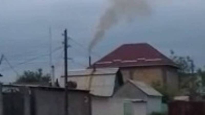 Из трубы дома на ул.Валиханова выпускается черный дым. Видео