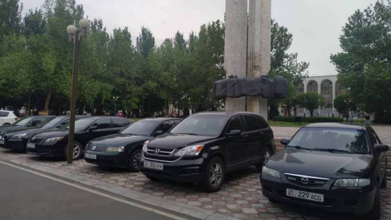 В Бишкеке около монумента Дружбы народов организовали стоянку. Законно ли? - очевидец. Фото