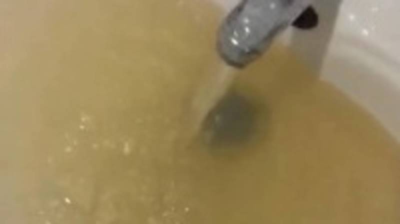 В мкр Восток-5 из крана течет грязная вода, - горожанин. Видео
