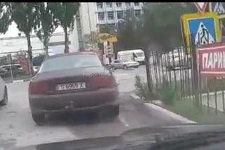 В мкр Учкун в Бишкеке на перекрестке оставили машину, создав помеху водителям и пешеходам (видео)