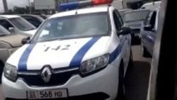Оставленная возле Ошского рынка машина патрульной милиции создает пробки, - очевидец. Видео