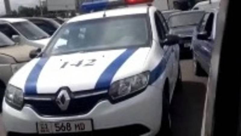 Оставленная возле Ошского рынка машина патрульной милиции создает пробки, - очевидец. Видео