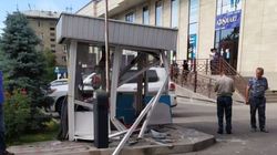 Пьяный водитель на внедорожнике устроил погром в центре Бишкека: разнес будку и подрался с охранником. Видео