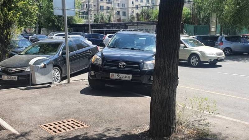Горожанин на «Тойоте» въехал на остановку, - очевидец Темирбек. Фото
