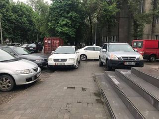 Парковка на тротуаре на ул.Тыныстанова