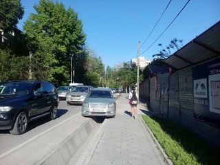 Парковка над арыком и на территории тротуара на Акиева-Боконбаева