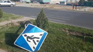 На Южной магистрали уже несколько дней лежит дорожный знак <b>(фото)</b>