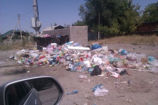 В Кызыл-Аскере все баки переполнены, «Тазалык» стал приезжать реже, запах на весь район,- читатель <b>(фото)</b>