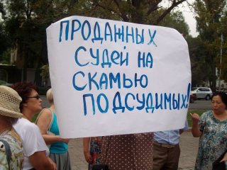Жители Бишкека, уставшие от незаконных застроек, вышли на мирный митинг <b>(фото)</b>