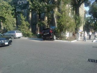 В Бишкеке автомобиль «Лексус» вылетел на обочину и сбил столб <b>(фото)</b>