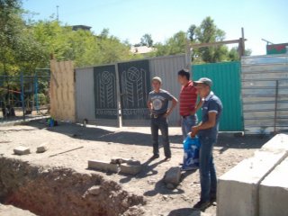 В 3 микрорайоне компания «Аска Курулуш» продолжает строительство после запрета межрайонного суда Бишкека на строительные работы, - жители <b>(фото)</b>