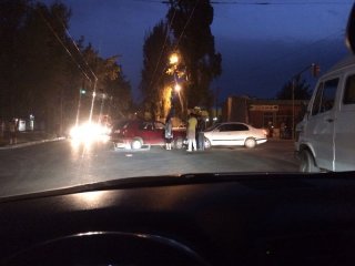 В Бишкеке столкнулись два автомобиля <b>(фото)</b>
