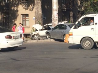 В Бишкеке две автомашины столкнулись и вылетели на обочину <b>(фото)</b>