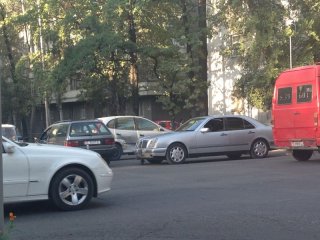 В Бишкеке столкнулись два автомобиля, образовалась пробка <b>(фото, видео)</b>