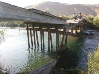 Правительство дало поручение МЧС и Минтрансу рассмотреть возможность реконструкции моста в Сузакском районе
