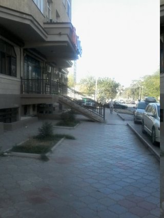 На ул. Боконбаева лестница магазинов загородила тротуар, - читатель <b>(фото)</b>