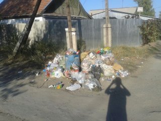 Читатель жалуется на несвоевременный вывоз мусора с Осмонова — Атбасарский <b>(фото)</b>