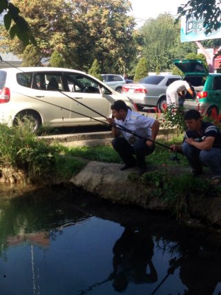 Милиционер рыбачит в центре города Ош, - читатель <b>(фото)</b>
