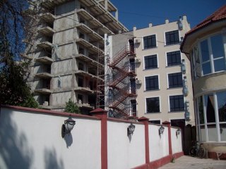 На ул. Радищева идет строительство высотных зданий вблизи частных домов, - жители <b>(фото)</b>