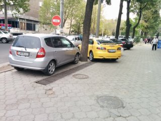 На Токтогула — Абдрахманова автомашины паркуют на тротуаре <b>(фото)</b>