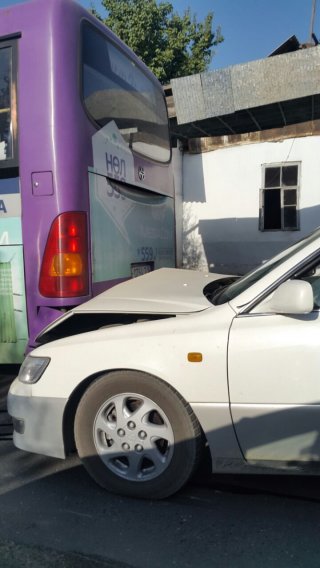 В Оше произошла авария с участием автобуса <b>(фото)</b>