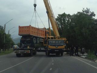 Упавшую на бок фуру на окраине Бишкека увезли на эвакуаторе (фото)