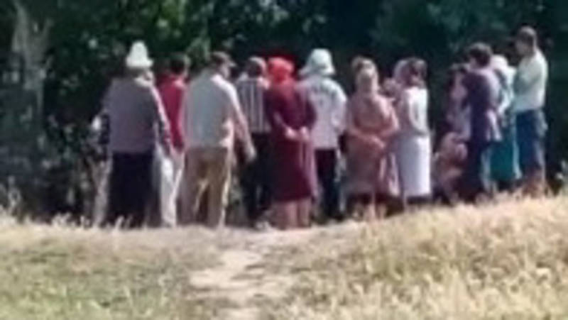 Жители Беловодского плодопитомника перекрыли дорогу из-за конфликта с местной властью. Видео