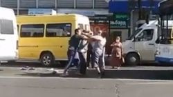 В центре Бишкека произошла драка. Видео очевидцев
