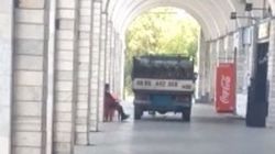 Грузовик заехал на тротуар под арками здания «Илбирс». Видео
