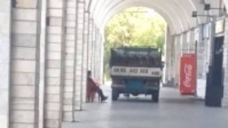 Грузовик заехал на тротуар под арками здания «Илбирс». Видео