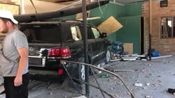 Lexus LX 570 протаранил стену и заехал в кафе. Видео и фото