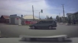 На улице Абдрахманова в Балыкчы водитель Volkswagen Рassat проехал на красный свет светофора