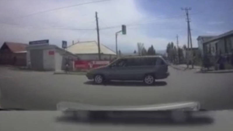 На улице Абдрахманова в Балыкчы водитель Volkswagen Рassat проехал на красный свет светофора