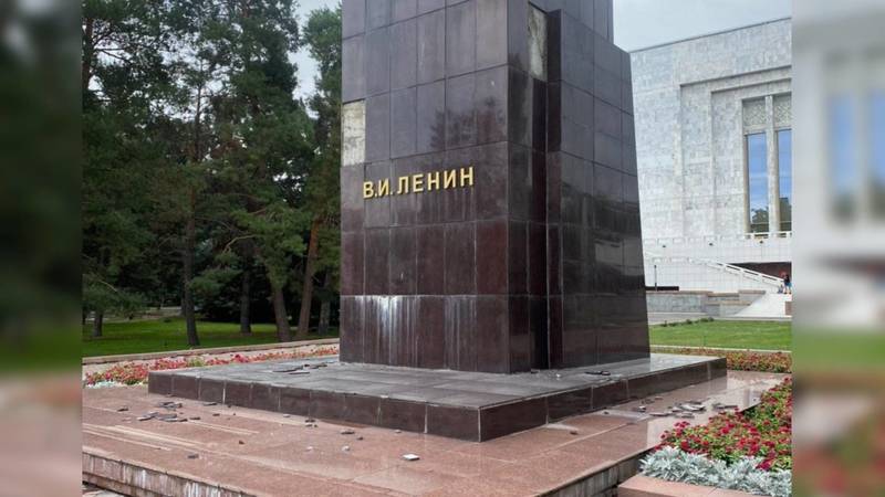Постамент памятника Ленину на Старой площади начал разрушаться. Фото