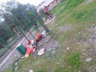 Житель: В парке села Ивановка вовремя не убирают мусор (фото)