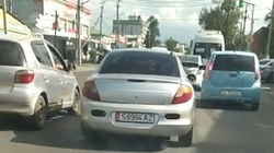 В Бишкеке машина с подложными номерами загрязняет воздух выхлопными газами, - очевидец