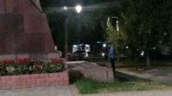 Мужчина справляет нужду на проспекте Чуй за памятником героям-комсомольцам. Видео