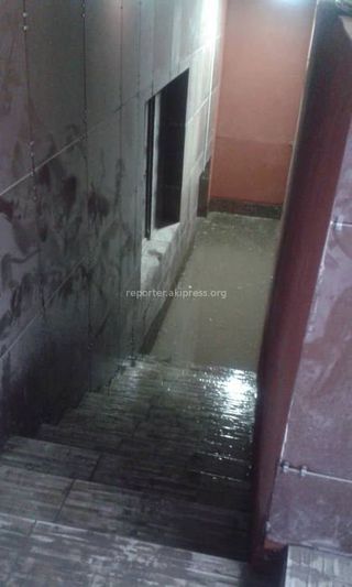 В Нижнем Джале вода потоком заливает подвал жилого дома <i>(видео)</i>
