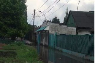 Тротуар на пр.Дэн Сяопина в Бишкеке периодически затапливается из-за отсутствия арыков (видео)